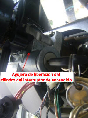 Agujero de liberación del cilindro del interruptor de encendido