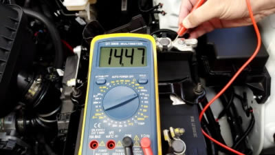 Voltaje de Batería en Carga ALTERNADOR funcionando JAC JS4 2022
